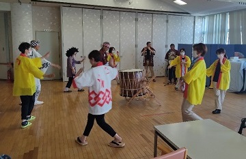 デイサービスで一日市盆踊り披露